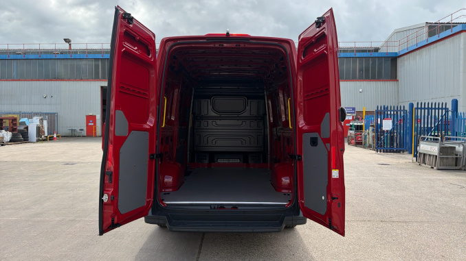 Volkswagen Crafter Cr35 Mwb Diesel Fwd 2.0 TDI 140PS Commerce Plus High Roof Van - Image 19